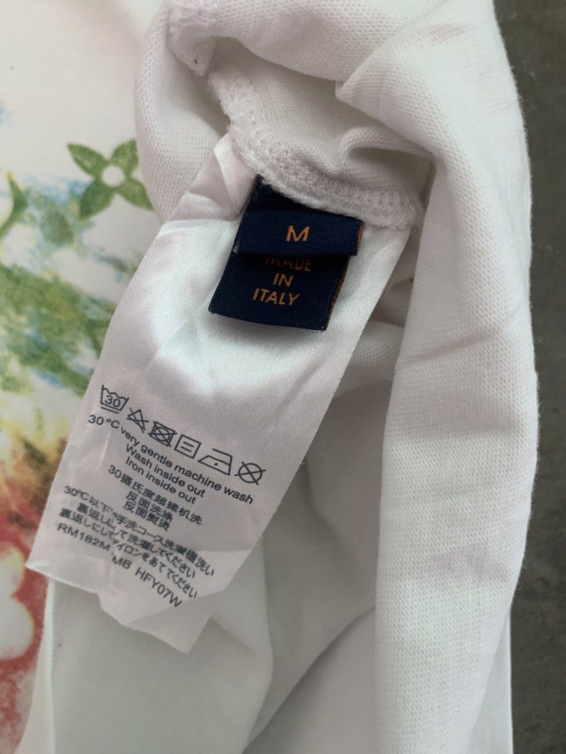 Lv tee (Category: Luxury Apparel) located in Mexico. Submitted by rabbit.hole_thrift (Listing ID 1468341925, Image 3). Description: Lv tee Medium on tags 21x28 Good condition Need wash 650 plus sf.
