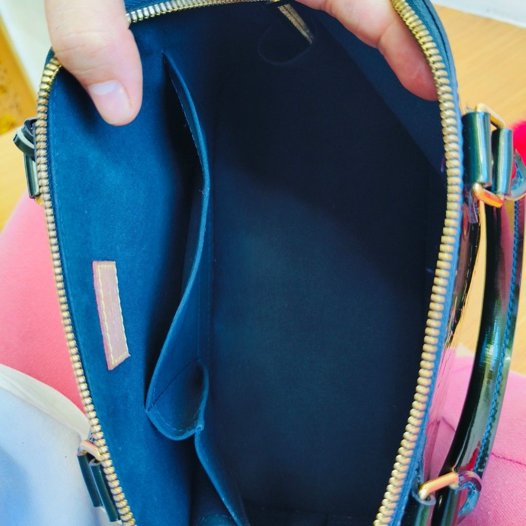 LV Vernis Alma in Emerald metalic (Category: Luxury Bags & Wallets) located in Mexico. Submitted by indaymurayta888 (Listing ID 1467519193, Image 3). Description: with Original Dustbag.