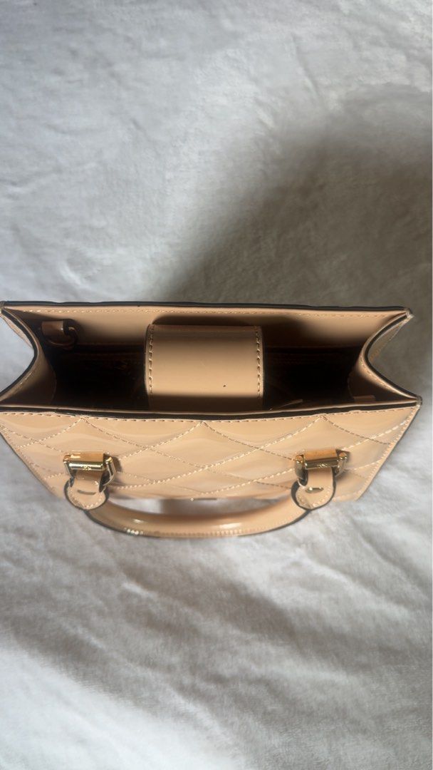 Lyn bag (Category: Purses & Pouches) located in Manila. Submitted by emilyclothes.usa (Listing ID 1468304976, Image 2). Description: .