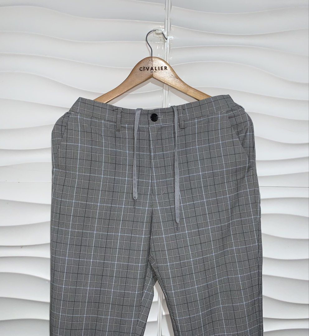 (M) GU by Uniqlo Men's Easy Ankle Pants (Category: Trousers) located in Bulacan. Submitted by cavalieeeer (Listing ID 1468302412, Image 1). Description: .