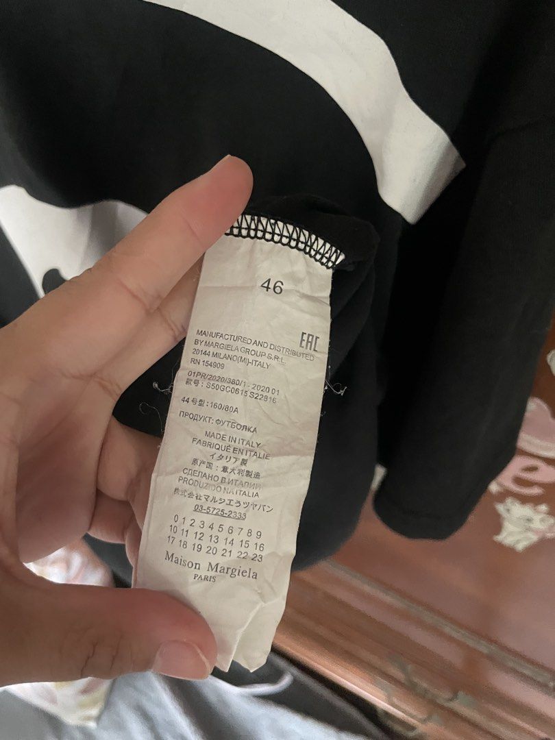 MAISON MARGIELA (Category: Activewear) located in Manila. Submitted by rukasuu (Listing ID 1468443515, Image 3). Description: 22X27 SAKAL NECK.