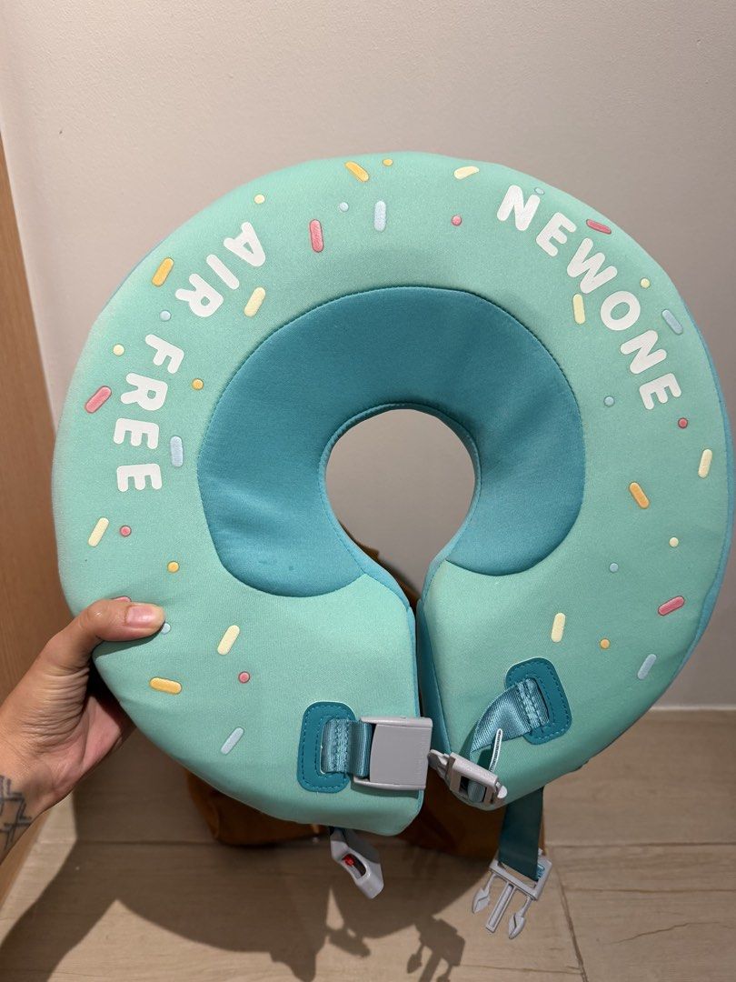 Mambobaby Neck Float Green Donut (Category: Bathtub & Bath Accessories) located in Makati City. Submitted by annabsillo (Listing ID 1468309799, Image 1). Description: For babies up to 12 mos weighing 11kg & below. Used twice in pool tapos hindi na kasya. 😅.