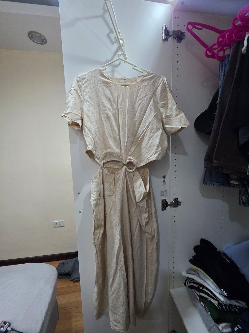 Mango and H&M Dresses (Category: Dresses) located in Manila. Submitted by pauraffaella (Listing ID 1468397453, Image 2). Description: ‼️FIRST TO PAY GETS ITEM ° MANGO DRESS - Large ° H&M SILK SLIP ZEBRA DERESS - Medium.