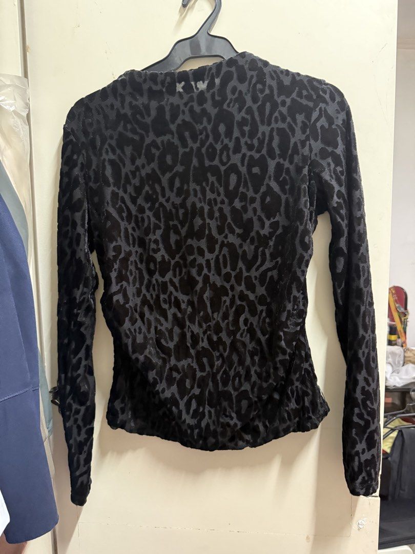 Mango Black Leopard Print Velvet Long Sleeve Top (Category: Longsleeves) located in Quezon City. Submitted by mikaela_0 (Listing ID 1468355088, Image 1). Description: - Brand: MNG Mango - Style: Long sleeve top with mock neck - Print/Texture: Dark leopard print in a soft velvet fabric - Size: Medium (EUR, USA, MEX M), fits small to medium - Versatility: Great layering piece for casual wear or nights out - Condition: Excellent.