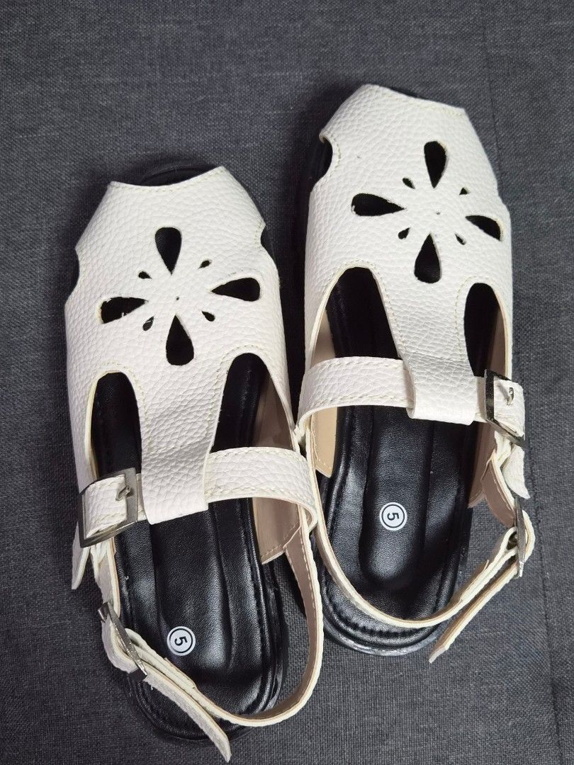 Marikina Sandals US5 (Category: Flats & Sandals) located in Quezon City. Submitted by clutterthings_ (Listing ID 1468391491, Image 1). Description: brandnew never been used.