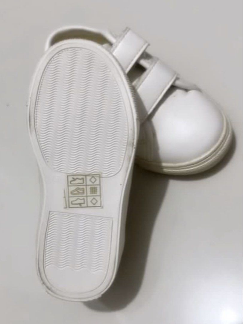 Meet my Feet Size 22 (Category: Sneakers) located in Manila. Submitted by minkss (Listing ID 1468299446, Image 2). Description: - Brand: VMF (Model Zyra) - Size: 22 - Color: White with sparkling gold glitter side panels - Closure: Double hook-and-loop velcro straps for quick on and off - Sole: Clean, textured outsoles with great traction - Condition: Fresh insoles, clean and well-maintained.