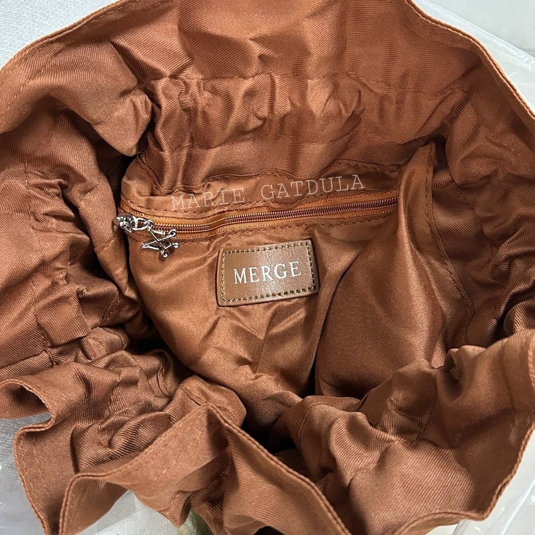 Merge Bag (Category: Tote Bags) located in Pasig City. Submitted by thrifthoeco. (Listing ID 1468398245, Image 2). Description: 🪩 Credits to the owner of the pic. Actual bag is not with me atm but super same bag! 🪩 RFS: Massive decluttering. Napapagalitan na ng asawa HAHAHA Merge Tote Bag - Brand new, unused, just stored. Complete with all the plastic, dust bag and tags are still intact. - From Thailand - Free sf via J&T only. If lalamove, i ca