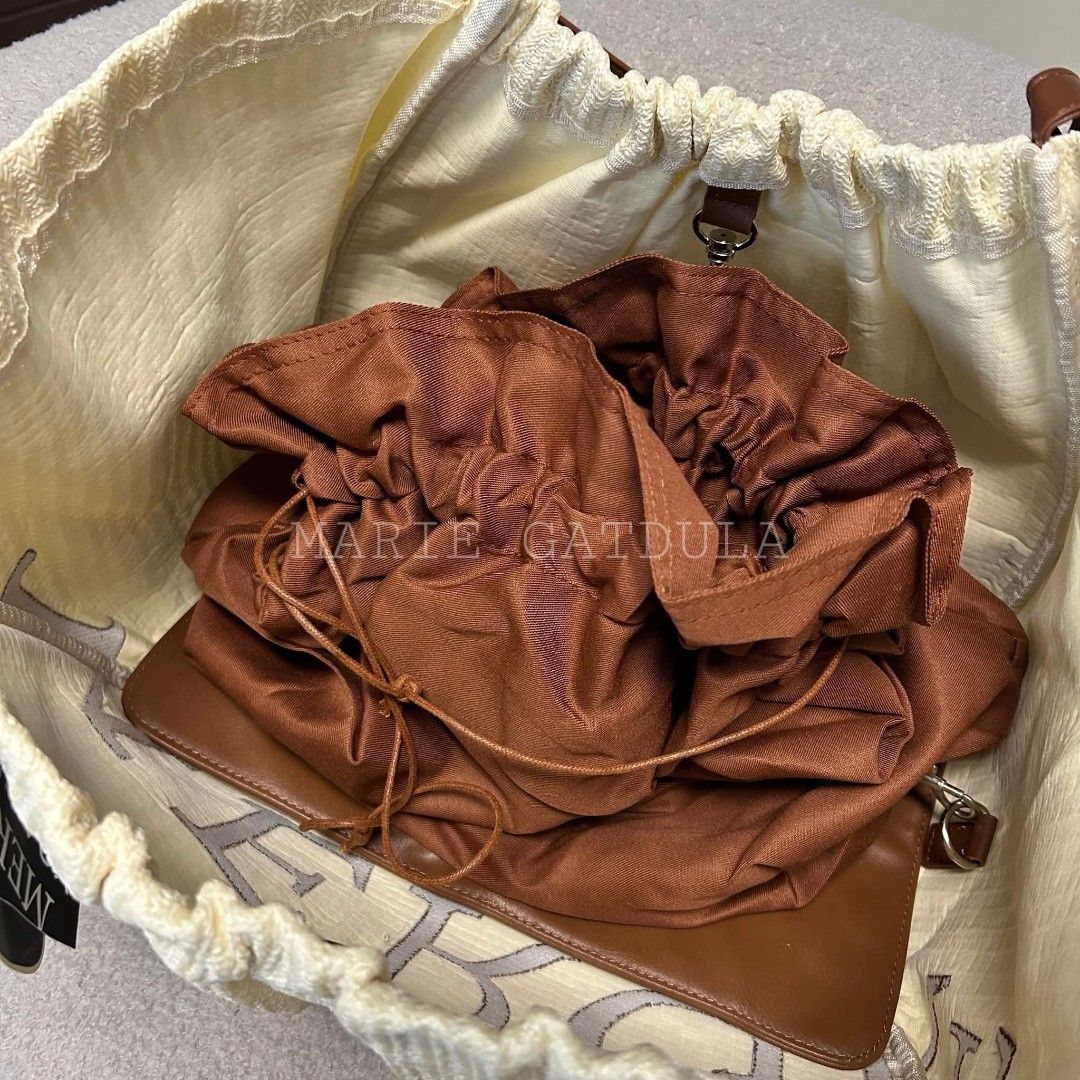 Merge Bag (Category: Tote Bags) located in Pasig City. Submitted by thrifthoeco. (Listing ID 1468398245, Image 3). Description: 🪩 Credits to the owner of the pic. Actual bag is not with me atm but super same bag! 🪩 RFS: Massive decluttering. Napapagalitan na ng asawa HAHAHA Merge Tote Bag - Brand new, unused, just stored. Complete with all the plastic, dust bag and tags are still intact. - From Thailand - Free sf via J&T only. If lalamove, i ca