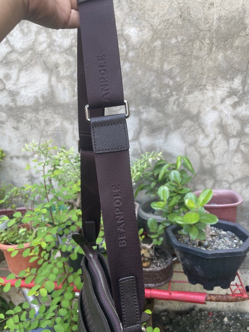 Messenger bag (Category: Sling Bags) located in Cagayan de Oro. Submitted by kawaii_67trifted (Listing ID 1468291221, Image 2). Description: .