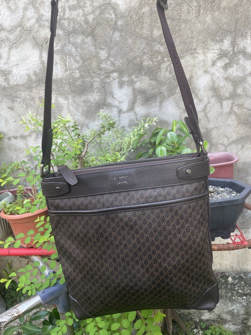 Messenger bag (Category: Sling Bags) located in Cagayan de Oro. Submitted by kawaii_67trifted (Listing ID 1468291221, Image 1). Description: .
