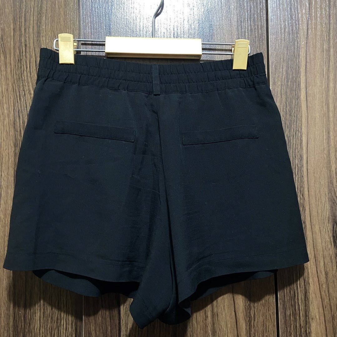 Meters/bonwe TAGLINE Black Skort (Category: Skirts) located in Marikina City. Submitted by jeliie (Listing ID 1468425315, Image 3). Description: No issue.