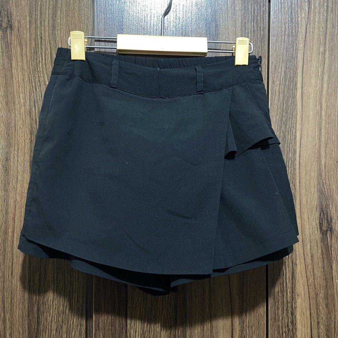 Meters/bonwe TAGLINE Black Skort (Category: Skirts) located in Marikina City. Submitted by jeliie (Listing ID 1468425315, Image 1). Description: No issue.