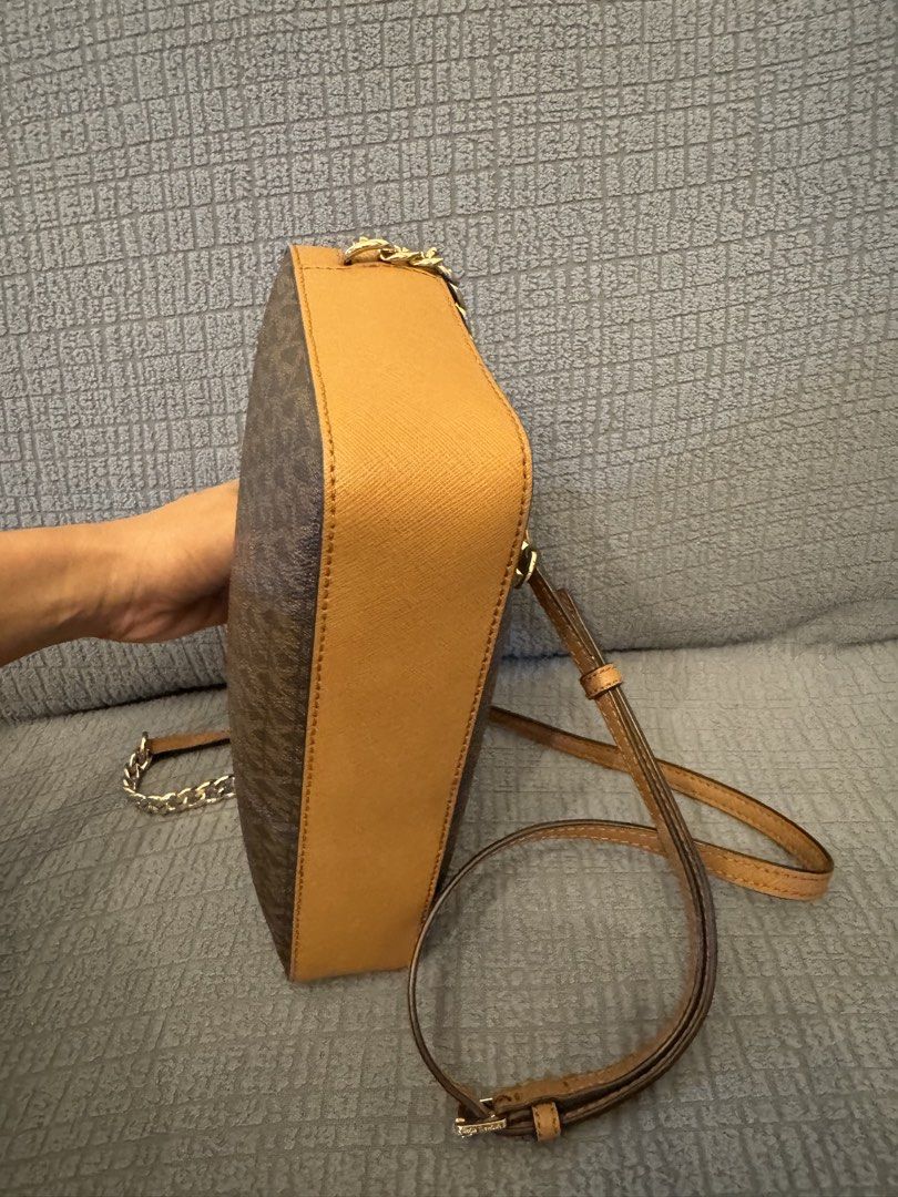 Michael Kors Jetset Crossbody Bag (Category: Luxury Bags & Wallets) located in Mandaluyong City. Submitted by axos723 (Listing ID 1468290434, Image 3). Description: ➡️Please read item description carefully below (click read more 👇) ➡️Personal Preloved ➡️Guaranteed Authentic ➡️Item is AVAILABLE ➡️1-Day Reservation only ➡️First to pay gets the item ➡️For SURE BUYERS only please. -Price:3200+ SF -Brand:Michael Kors -Color: Brown and Tan Monogram Pr
