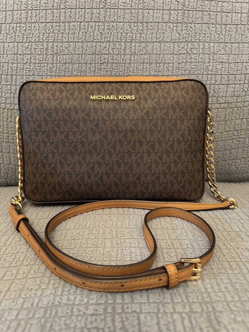 Michael Kors Jetset Crossbody Bag (Category: Luxury Bags & Wallets) located in Mandaluyong City. Submitted by axos723 (Listing ID 1468290434, Image 1). Description: ➡️Please read item description carefully below (click read more 👇) ➡️Personal Preloved ➡️Guaranteed Authentic ➡️Item is AVAILABLE ➡️1-Day Reservation only ➡️First to pay gets the item ➡️For SURE BUYERS only please. -Price:3200+ SF -Brand:Michael Kors -Color: Brown and Tan Monogram Pr