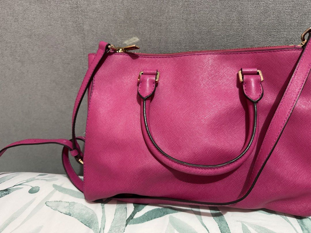Michael Kors Pink Bag (Category: Luxury Bags & Wallets) located in Makati City. Submitted by chariz509 (Listing ID 1468349865, Image 2). Description: Decluttering with Dust Bag with minor flaws.