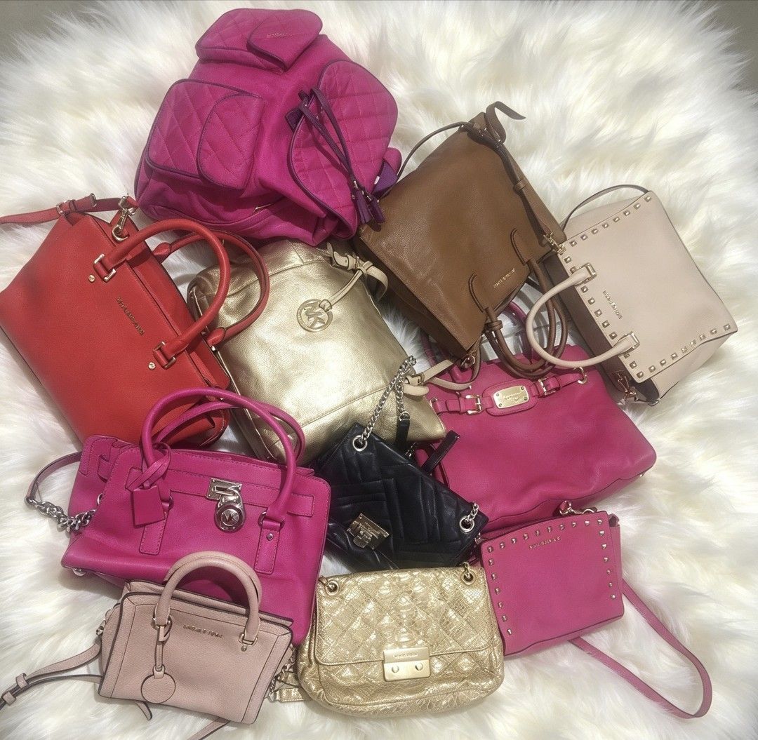 Michael kors take all💯 (Category: Cross-body Bags) located in Iloilo. Submitted by khonz (Listing ID 1468292677, Image 1). Description: take all bundle slightly used ,no flaw.