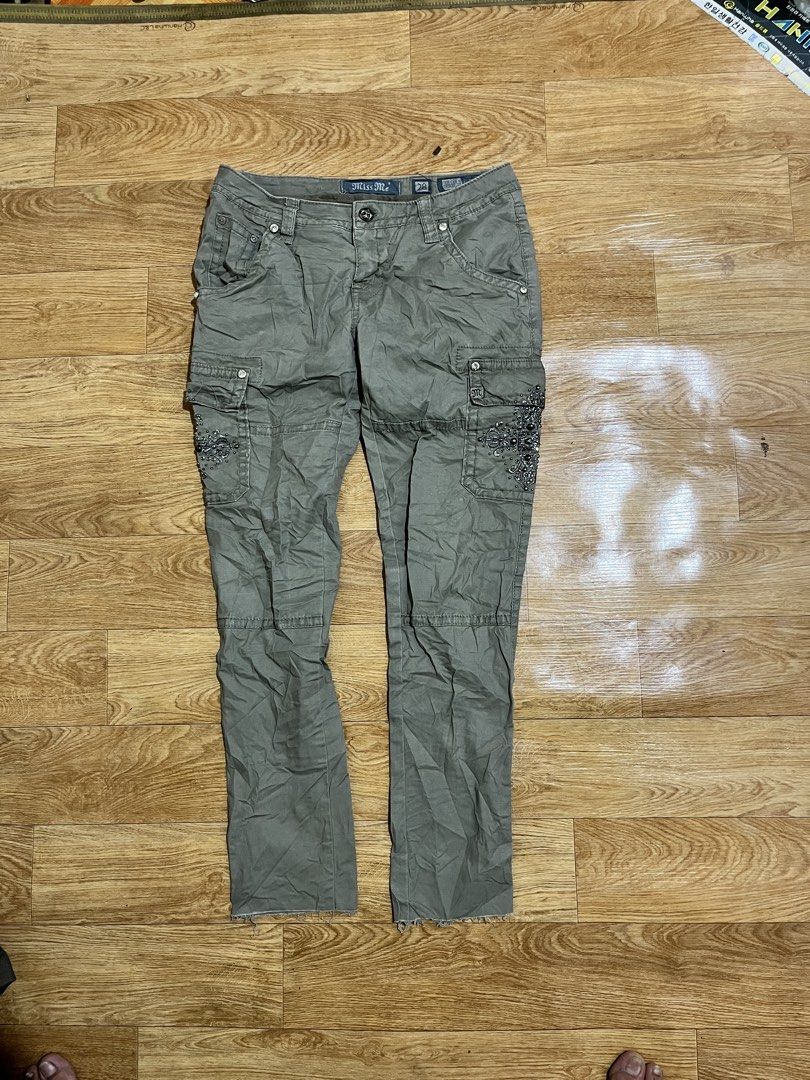 Miss Me y2k cargo pants (Category: Other Bottoms) located in Zamboanga. Submitted by alterramz08 (Listing ID 1468392432, Image 1). Description: Miss Me Y2k cargo pants Size 28-30 Length 35.5 Leg Opening 6 Verygood Condition Issue nasa last pic Price : 800 Pesos !!.