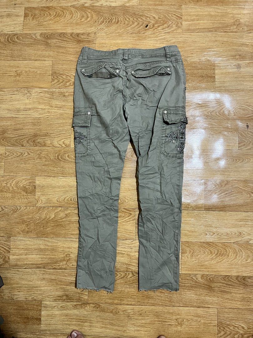 Miss Me y2k cargo pants (Category: Other Bottoms) located in Zamboanga. Submitted by alterramz08 (Listing ID 1468392432, Image 2). Description: Miss Me Y2k cargo pants Size 28-30 Length 35.5 Leg Opening 6 Verygood Condition Issue nasa last pic Price : 800 Pesos !!.