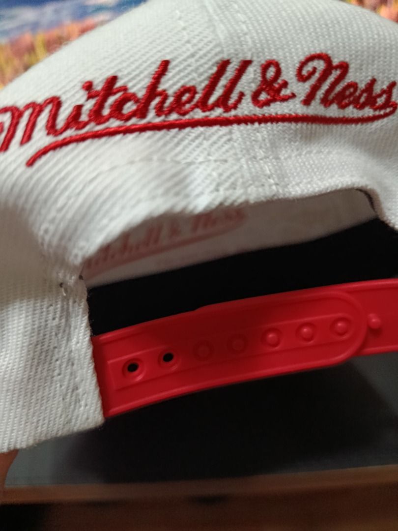 Mitchell & Ness LA Clippers NBA Snapback Hat White Red (Category: Caps & Hats) located in Pasig City. Submitted by gutierrez.gardo (Listing ID 1468295709, Image 2). Description: - Brand: Mitchell & Ness - Team: Los Angeles Clippers - Colorway: White crown with striking red top button, eyelets, strap, and underbrim - Authenticity: Includes official NBA hologram sticker and original store retail tag - Fit: Structured fit with branded interior tapin
