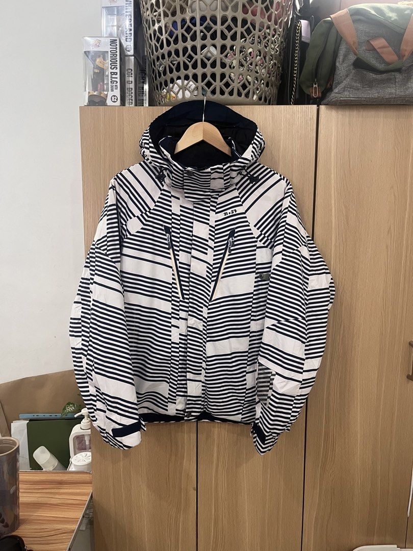 Mizuno Therma Plus Jacket (Category: Coats, Jackets and Outerwear) located in Mandaluyong City. Submitted by tatin_abad07 (Listing ID 1468476335, Image 1). Description: Mizuno Therma Plus Medium, 21x27 Condition: 10/10 ₱780.00.