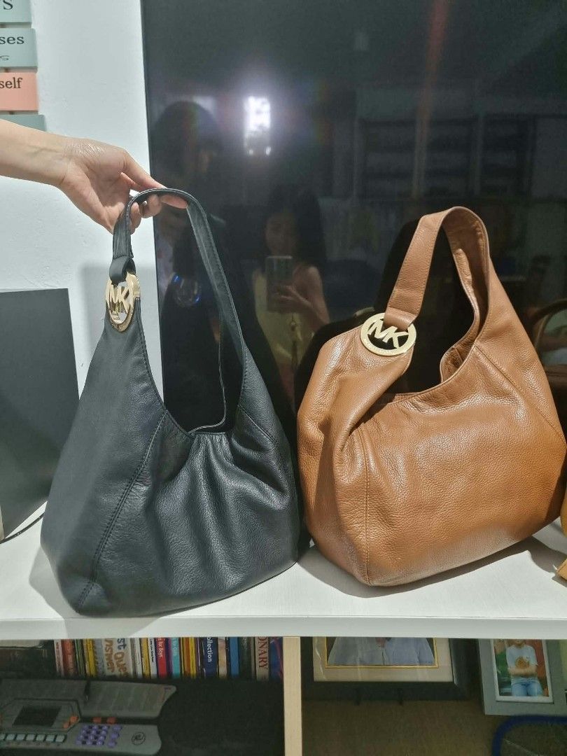 Mk hobo bag (Category: Luxury Bags & Wallets) located in Antipolo. Submitted by newocean.bbbff5 (Listing ID 1468356260, Image 2). Description: Michael Kors hobo bag snap button closure Black available issue: pen marks on interior.