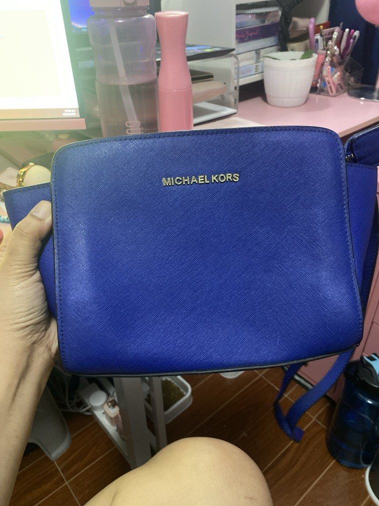 MK Sling Bag (Category: Shoulder Bags) located in Davao. Submitted by sheymei (Listing ID 1468462695, Image 1). Description: The only flaw is the zipper. Please see the last photo..
