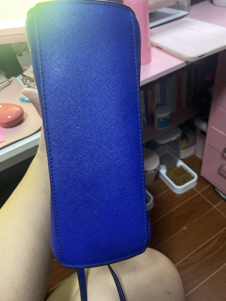 MK Sling Bag (Category: Shoulder Bags) located in Davao. Submitted by sheymei (Listing ID 1468462695, Image 2). Description: The only flaw is the zipper. Please see the last photo..