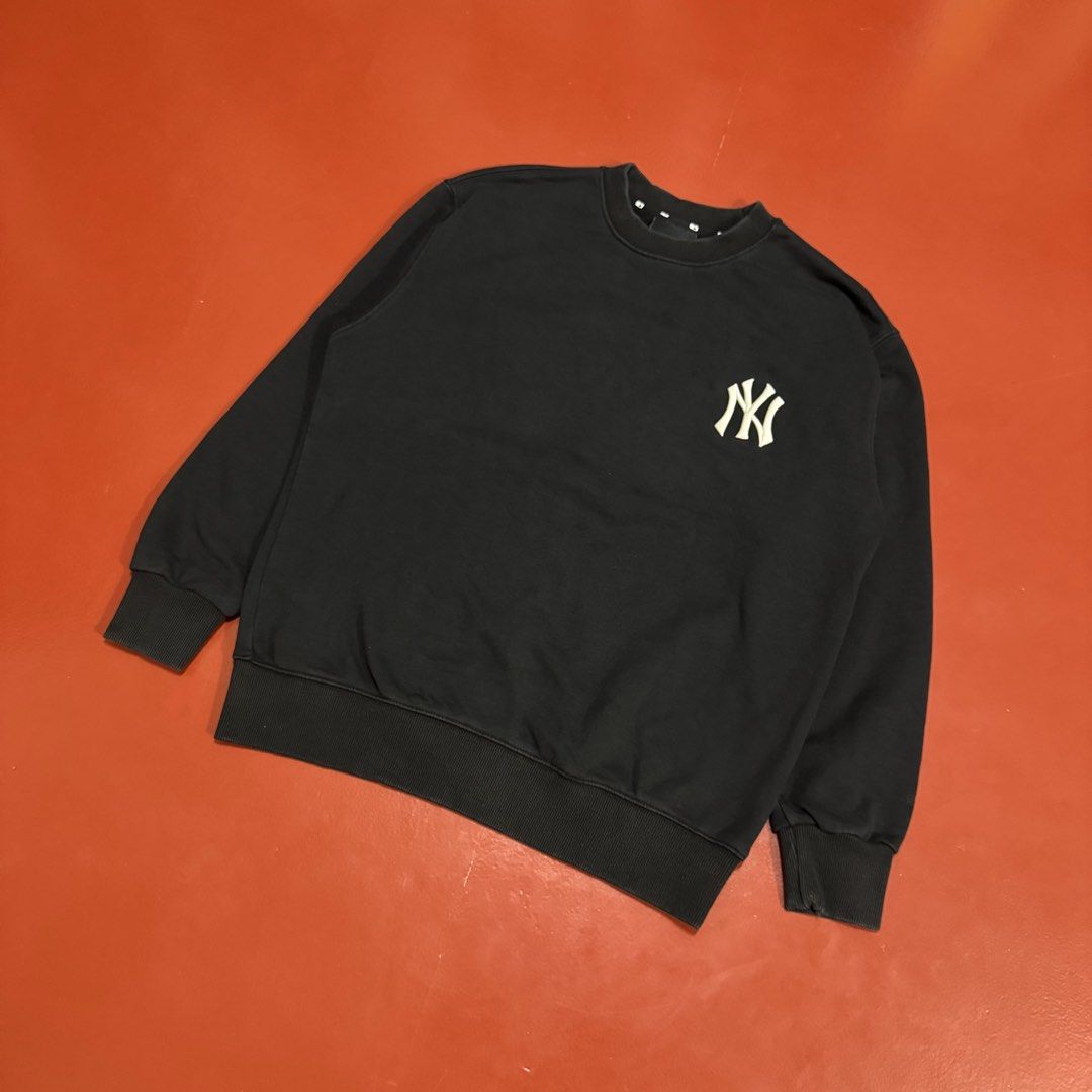 MLB NY YANKEES PULLOVER (Category: Coats, Jackets and Outerwear) located in Pasig City. Submitted by buzzthrifty (Listing ID 1468389117, Image 2). Description: SIZE S-M MEN M-L WOMEN 21x25 EXCELLENT CONDITION .