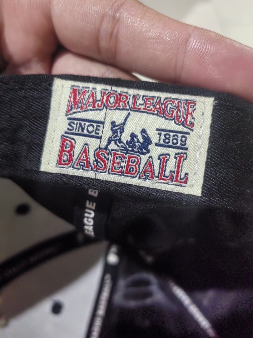 MLB Yankees (Category: Caps & Hats) located in Legazpi City. Submitted by livedolphin_68dee2 (Listing ID 1468489868, Image 3). Description: Adjustable buckel Lock. VGood Condition. Gold Stitching..