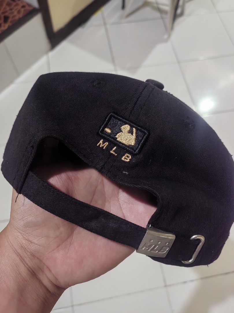 MLB Yankees (Category: Caps & Hats) located in Legazpi City. Submitted by livedolphin_68dee2 (Listing ID 1468489868, Image 2). Description: Adjustable buckel Lock. VGood Condition. Gold Stitching..