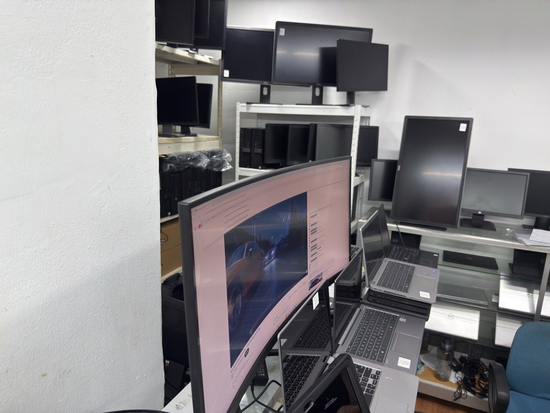 Monitor (Category: Laptops & Notebooks) located in Kuala Lumpur. Submitted by malik18_ (Listing ID 1468369778, Image 3). Description: 32 inch curve monitor Negotiable .