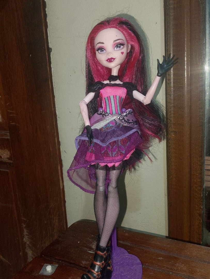 Monster high Draculaura (Category: Kids Toys) located in Talisay. Submitted by zenith_0 (Listing ID 1468459117, Image 1). Description: Welcome to Monster High Draculaura Photo Booth Ghouls -small mark on face.