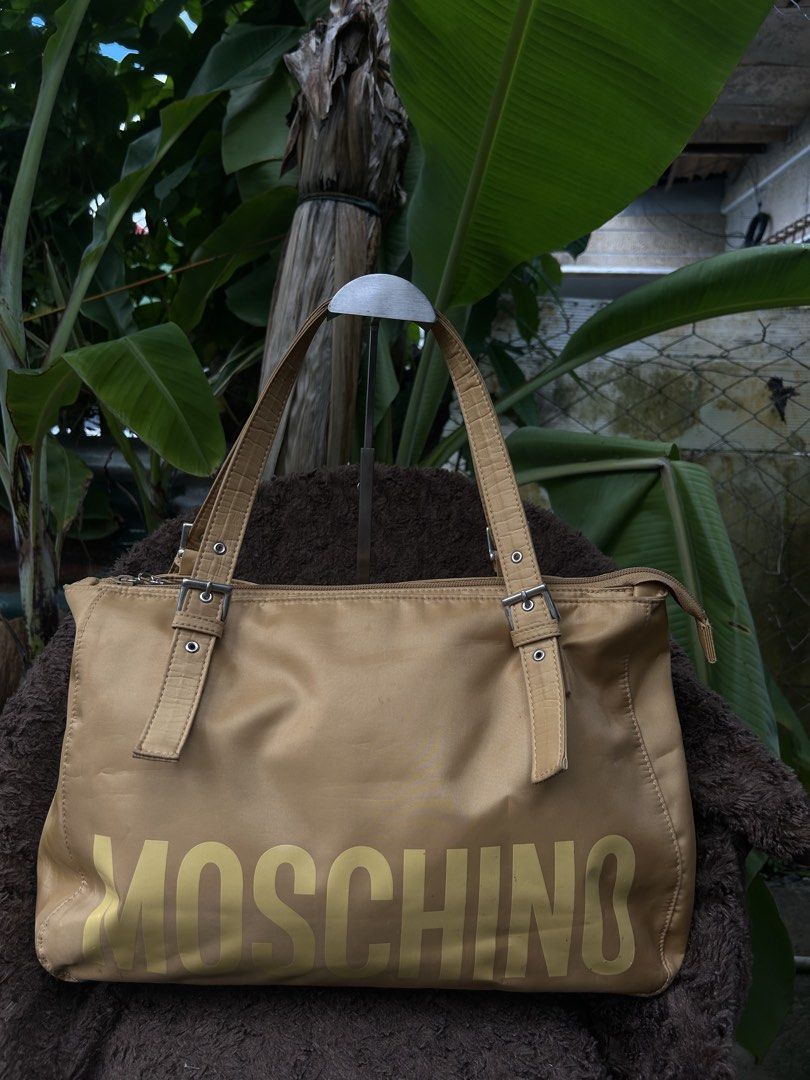 Moschino Tote Bag (Category: Shoulder Bags) located in Naga. Submitted by helloitsk20594 (Listing ID 1468403738, Image 2). Description: 𝙈𝙊𝙎𝘾𝙃𝙄𝙉𝙊 🏷️ 𝙈𝙄𝙉𝙀: ₱1,000 𝙍𝙚𝙩𝙖𝙞𝙡: $349 𝑪𝒐𝒏𝒅𝒊𝒕𝒊𝒐𝒏: 9/10 condition 𝙄𝙨𝙨𝙪𝙚/𝙨: need wash 𝘿𝙞𝙢𝙚𝙣𝙨𝙞𝙤𝙣𝙨: 11 x 17 inches ————𝗠𝗨𝗦𝗧 𝗥𝗘𝗔𝗗!———— 📌𝙋𝙡𝙚𝙖𝙨𝙚 𝙧𝙚𝙡𝙮 𝙤𝙣 𝙩𝙖𝙜𝙨 𝙤𝙧 𝙙𝙤 𝙮𝙤𝙪 𝙤𝙬𝙣 𝙧𝙚𝙨𝙚𝙖𝙧𝙘𝙝 📌𝘼𝙪𝙩𝙝𝙚𝙣𝙩𝙞𝙘𝙞𝙩𝙮 𝙣𝙤𝙩 𝙨𝙩𝙖𝙩𝙚𝙙 𝙩𝙤 𝙖