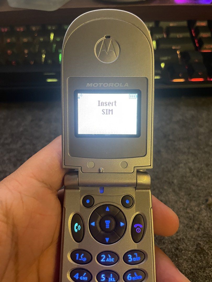 Motorola V170 (Category: Early Generation Mobile Phones) located in Makati City. Submitted by mikleoakira (Listing ID 1468472682, Image 3). Description: - Brand/Model: Motorola V170 flip phone - Color: Classic Silver - Condition: Good vintage condition, powers on and displays correctly - Features: Iconic clamshell design, working illuminated keypad, clear display - Ideal for: Retro tech collectors, nostalgic users, or simple backup phone - Meetup