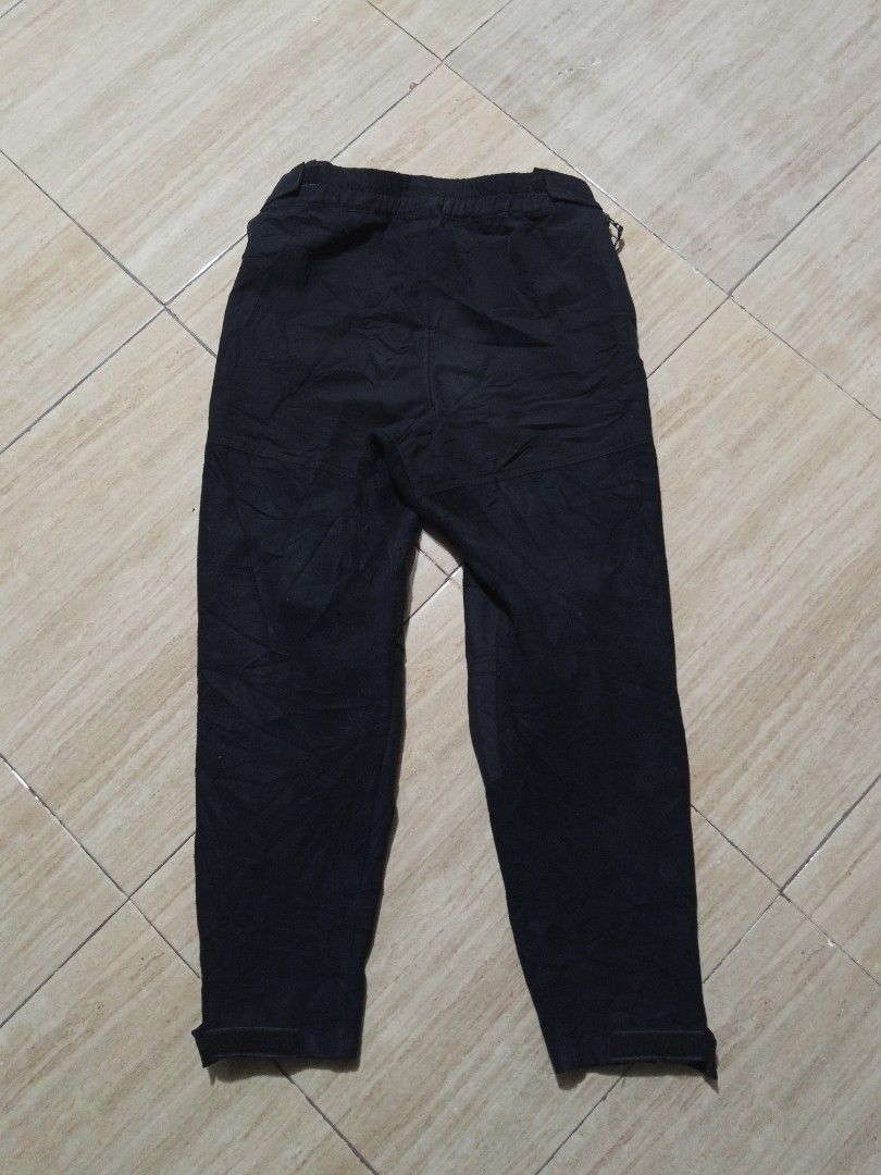 Mountain Hardwear (Category: Swim Trunks & Board Shorts) located in Glan. Submitted by cpaharodde48008 (Listing ID 1468405860, Image 3). Description: Mountain Hardwear MHW Wind Stopper Pants Excellent condition Width - 32-34 x Length - 41 Solid neto mga boss😮‍💨.