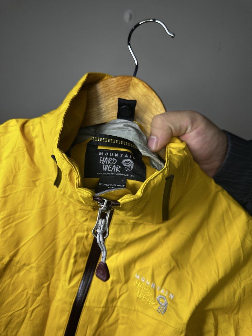 MOUNTAIN HARDWEAR (Category: Coats, Jackets and Outerwear) located in Molave. Submitted by thriftmate13 (Listing ID 1468459269, Image 2). Description: .