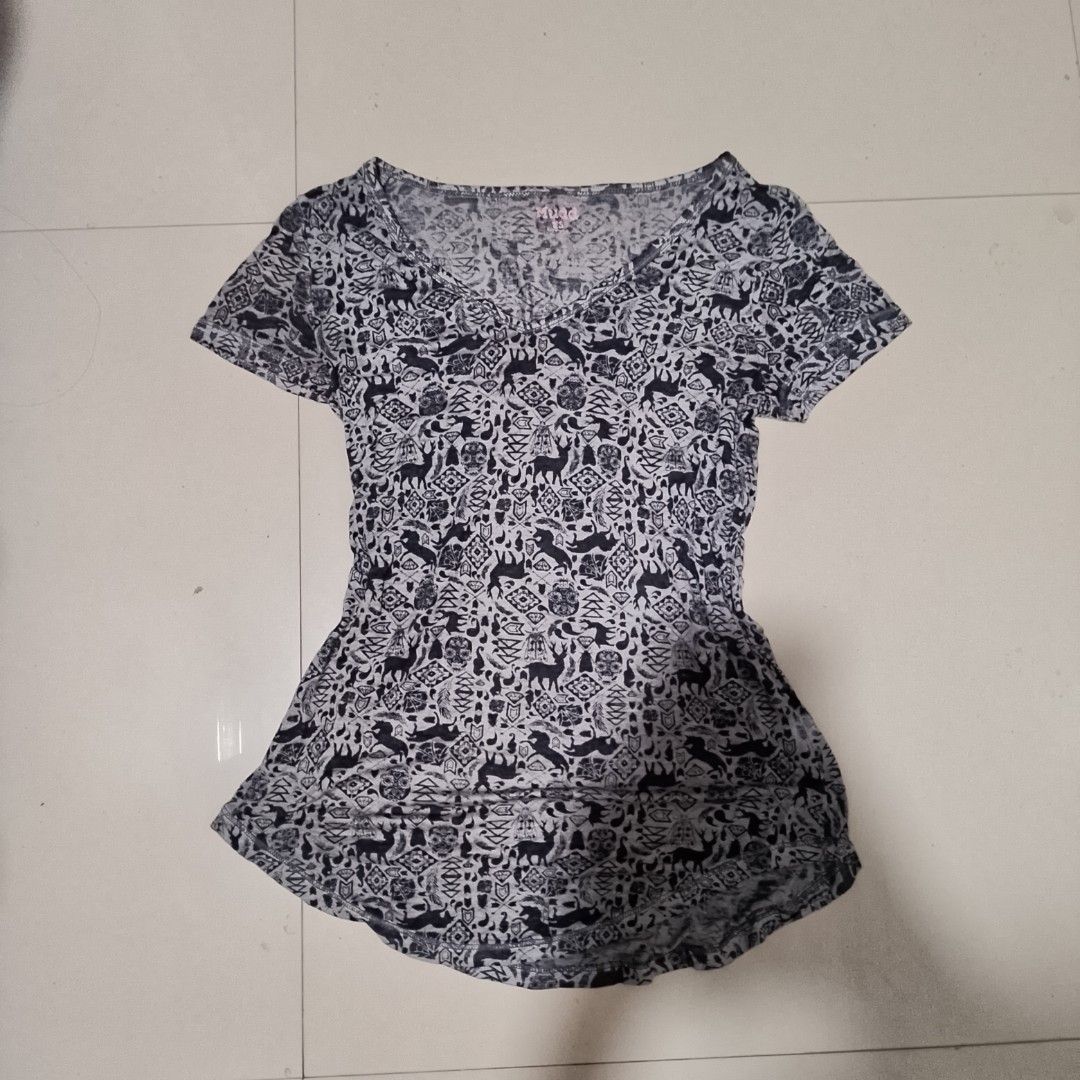 Mudd top (Category: Activewear) located in New Washington. Submitted by kodak_ice (Listing ID 1468283627, Image 1). Description: size xs.