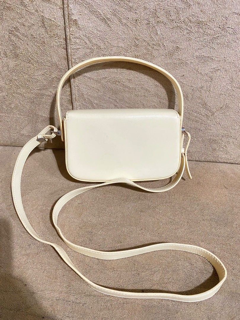 MUVA (Category: Cross-body Bags) located in Dumaguete. Submitted by camillaolshoppe2 (Listing ID 1468297407, Image 3). Description: authentic MUVA ang cute.