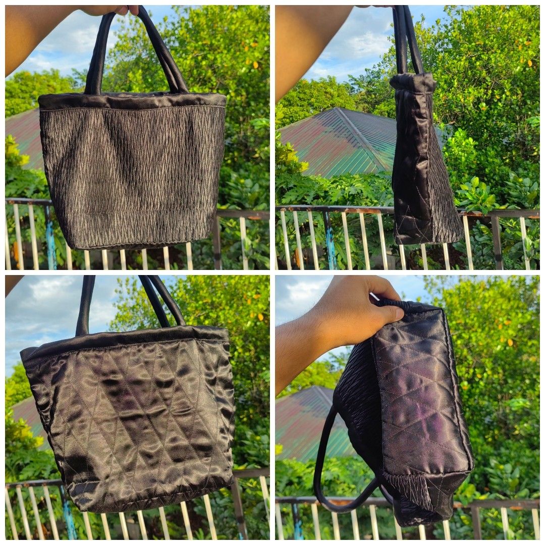 NaRaYa Cute Handbag and Cute Cardholder Wallet Bundle (Category: Purses & Pouches) located in Barotac Nuevo. Submitted by yorcollections (Listing ID 1468417953, Image 2). Description: NaRaYa Cute Handbag and Cute Cardholder Wallet Bundle Measurements: Length 10" Width 13" Base length 4" Base width 9" Top handle 6" *issue yung cardboard or something na sa loob nung base nung bag is hindi na flat pero doesn't affect the overall function or aestheti