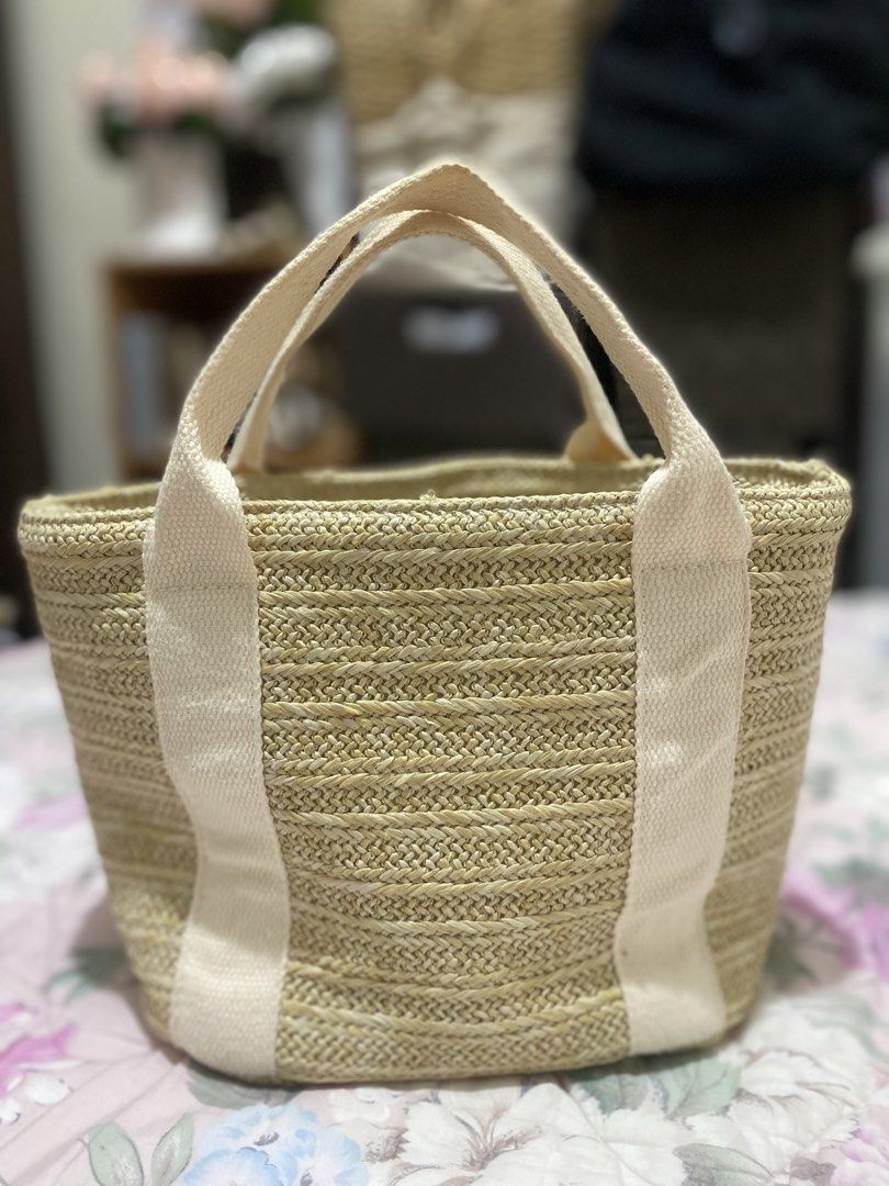 Native Bag Hand Bag (Category: Beach Bags) located in Marikina City. Submitted by jeliie (Listing ID 1468357483, Image 1). Description: No issue Good Quality.