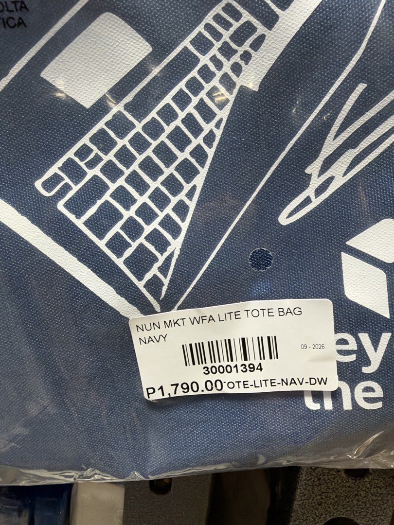Native Union Lite Tote Bag Navy Blue (Category: Tote Bags) located in Taguig. Submitted by theflower1122 (Listing ID 1468435016, Image 2). Description: SRP: 1,790 Selling it for 500 pesos only - Brand: Native Union (WFA Lite Tote Bag) - Color: Navy Blue - Condition: Brand new, still sealed in original plastic packaging with barcode sticker and price tag attached - Design: Clean solid canvas exterior with centered Native Union Paris logo patch - U