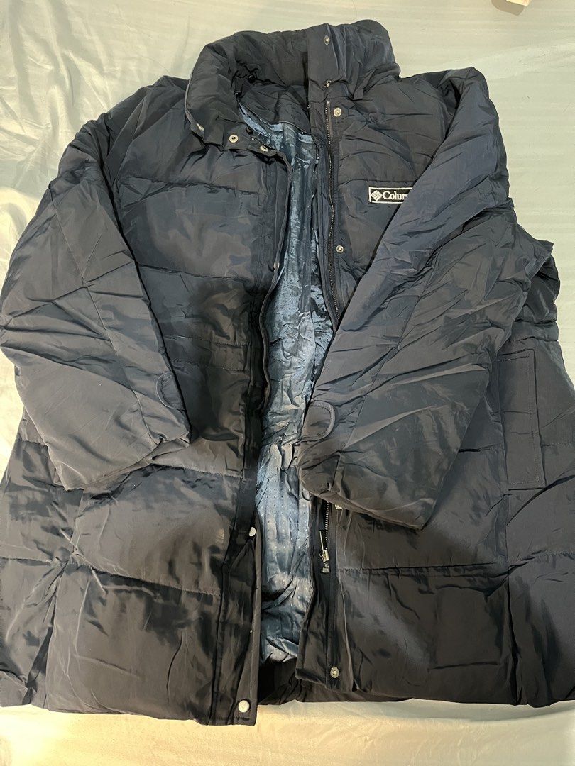 Navy Blue Winter Puffer Jacket (Category: Coats, Jackets and Outerwear) located in Imus. Submitted by annajumelle (Listing ID 1468366324, Image 1). Description: - Color: Navy blue - Closure: Full zip with button storm flap - Features: High collar, adjustable inner drawstring waist, and deep side pockets - Lining: Quilted with a subtle pattern - Condition/Warmth: Thick and very warm for cold weather - with detachable hood - lightly used only - sup