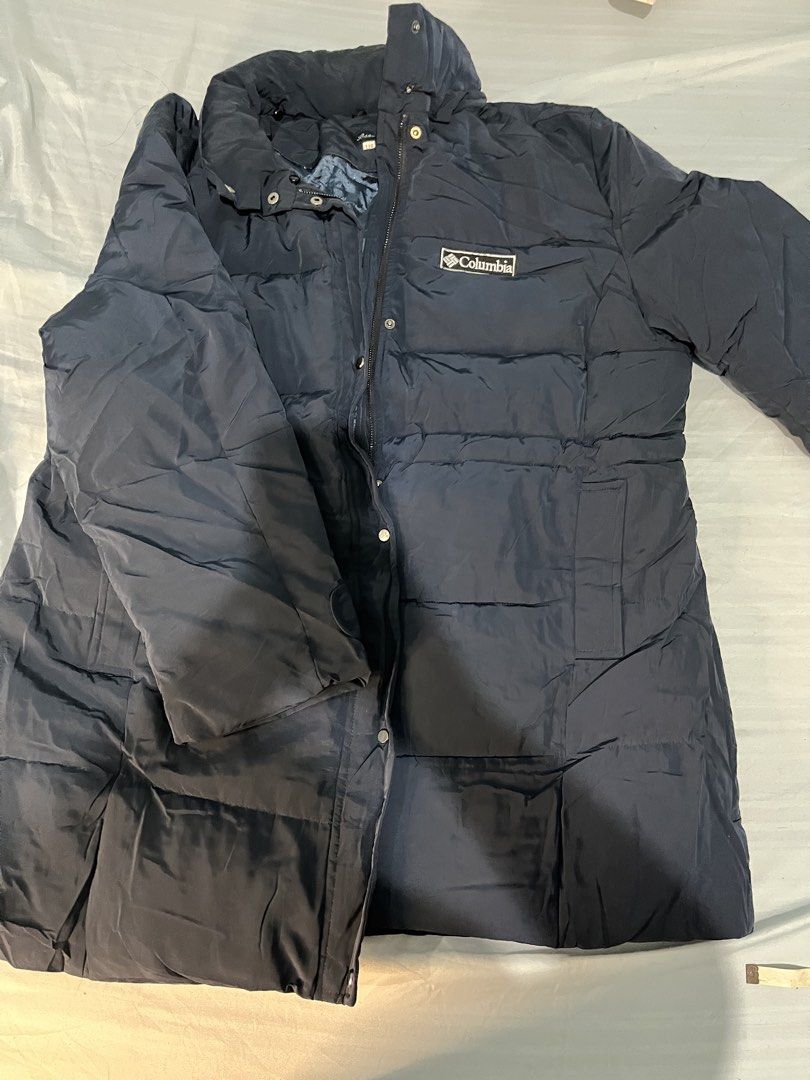 Navy Blue Winter Puffer Jacket (Category: Coats, Jackets and Outerwear) located in Imus. Submitted by annajumelle (Listing ID 1468366324, Image 2). Description: - Color: Navy blue - Closure: Full zip with button storm flap - Features: High collar, adjustable inner drawstring waist, and deep side pockets - Lining: Quilted with a subtle pattern - Condition/Warmth: Thick and very warm for cold weather - with detachable hood - lightly used only - sup