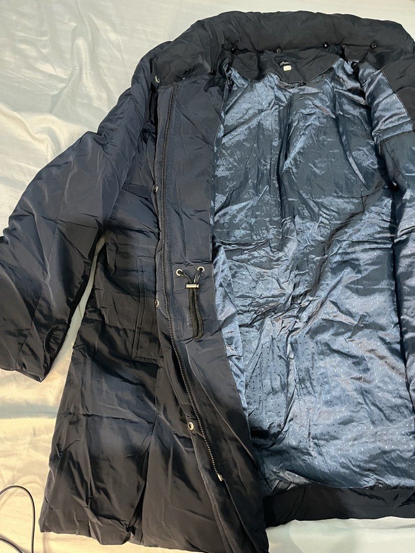 Navy Blue Winter Puffer Jacket (Category: Coats, Jackets and Outerwear) located in Imus. Submitted by annajumelle (Listing ID 1468366324, Image 3). Description: - Color: Navy blue - Closure: Full zip with button storm flap - Features: High collar, adjustable inner drawstring waist, and deep side pockets - Lining: Quilted with a subtle pattern - Condition/Warmth: Thick and very warm for cold weather - with detachable hood - lightly used only - sup