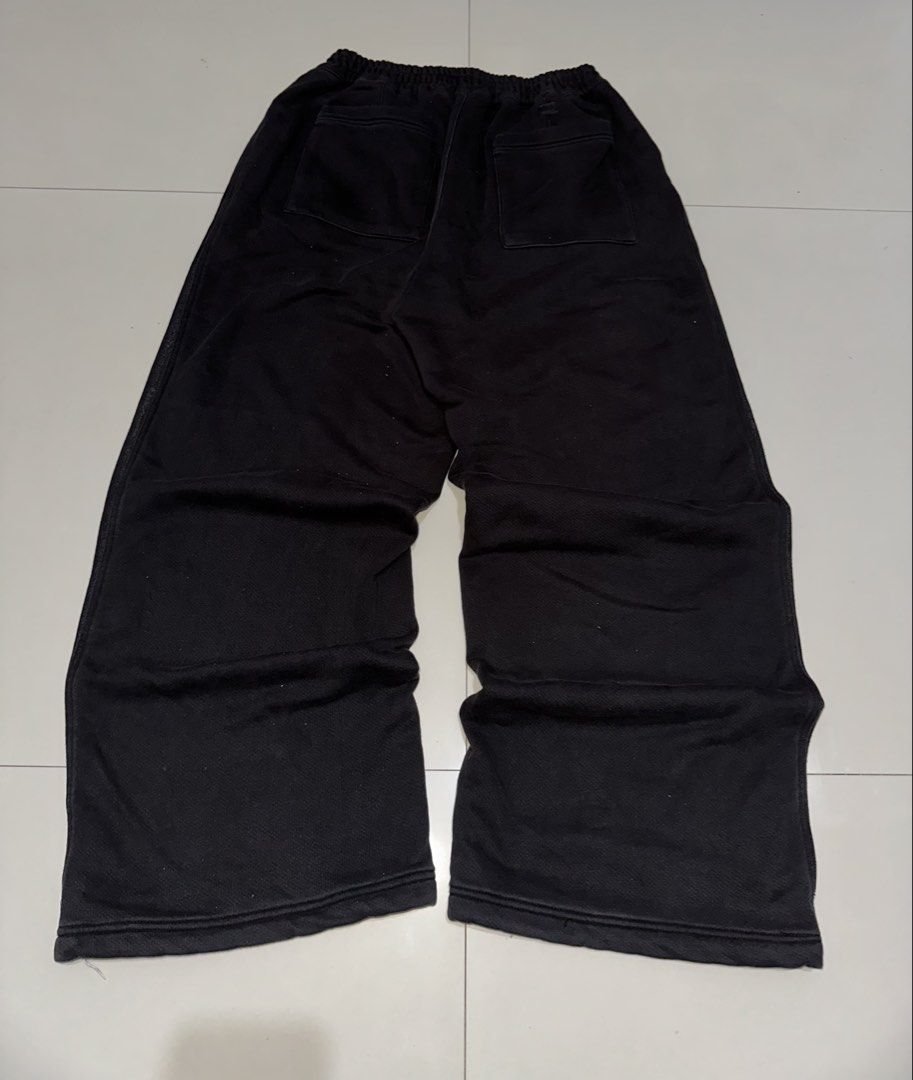 NBA WIDE LEG PANTS (Category: Jeans) located in Manila. Submitted by bendeictsthrift53 (Listing ID 1468346796, Image 2). Description: - NBA WIDE LEG PANTS - EXCELLENT TO AS NEW CONDITION - NO ISSUE - already wash - SOLID NITO SA HARAP DENIM SA LIKOD SWEAT PANTS🔥 stayle - W 26 to 32 L 38 Hem 11.5.