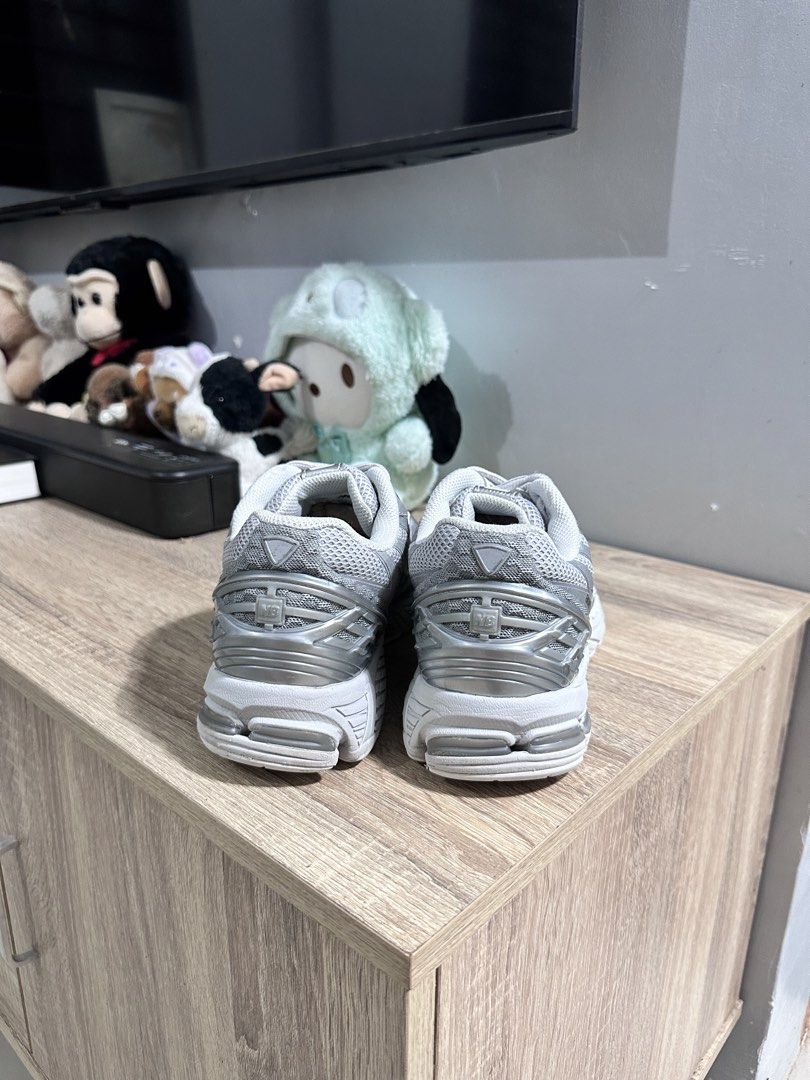 New balance 1906R (Category: Casual Shoes) located in Manila. Submitted by nilodanzcuadra (Listing ID 1468325010, Image 3). Description: Size 10 mens Like new Loc: north caloocan.