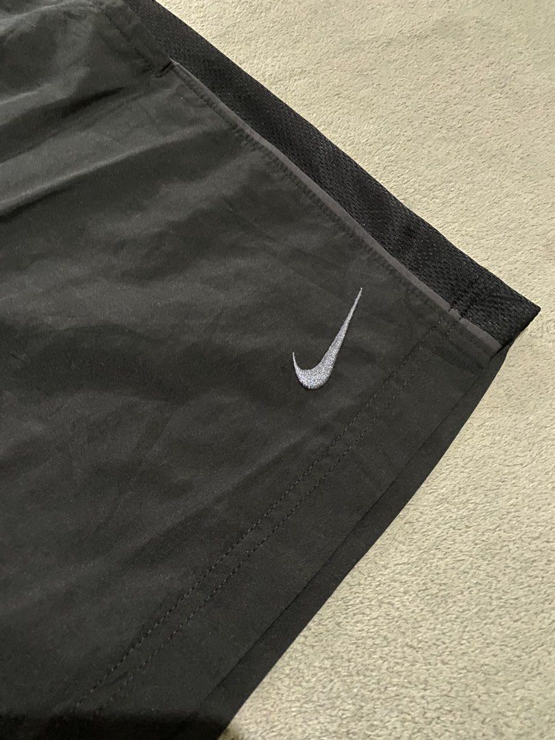Nike (Category: Shorts) located in Tabaco. Submitted by centthrif55361 (Listing ID 1468290930, Image 3). Description: Nike Medium W:27-31 L:17.3 Very good condition Color rate 9.5/10 Need wash .