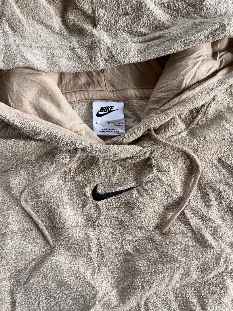 Nike (Category: Activewear) located in Santo Tomas. Submitted by vincezy2 (Listing ID 1468404167, Image 3). Description: Nike Sportswear Essentials Plush Hoodie (Mid swoosh). Good asnew condition Color rate: 10/10 (khaki) Size S on tag Dimes: width 21 length 25 No issues Need wash only..