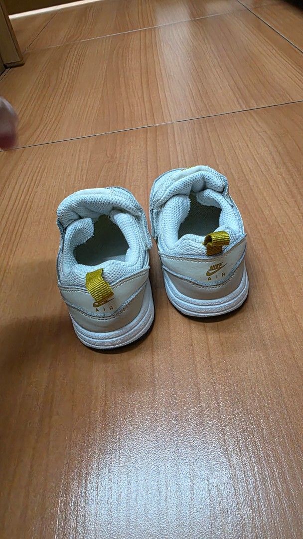 Nike Air Max 1 EasyOn (US 7c) (Category: Babies & Kids Fashion) located in Rizal. Submitted by dainsb (Listing ID 1468445584, Image 2). Description: • VGUC w/ normal signs of usage • Box included 📍 Lower Antipolo near Sta. Lucia Mall Pickup or delivery via Grab/Lalamove (c/o buyer).