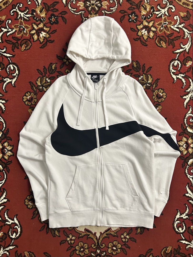 Nike Big Swoosh (Category: Coats, Jackets and Outerwear) located in Bulacan. Submitted by onedrop.ph (Listing ID 1468299093, Image 1). Description: Nike Big Swoosh Size M 23x29 Condition 9/10 Color rate 10/10 ₱1,499 + sf.